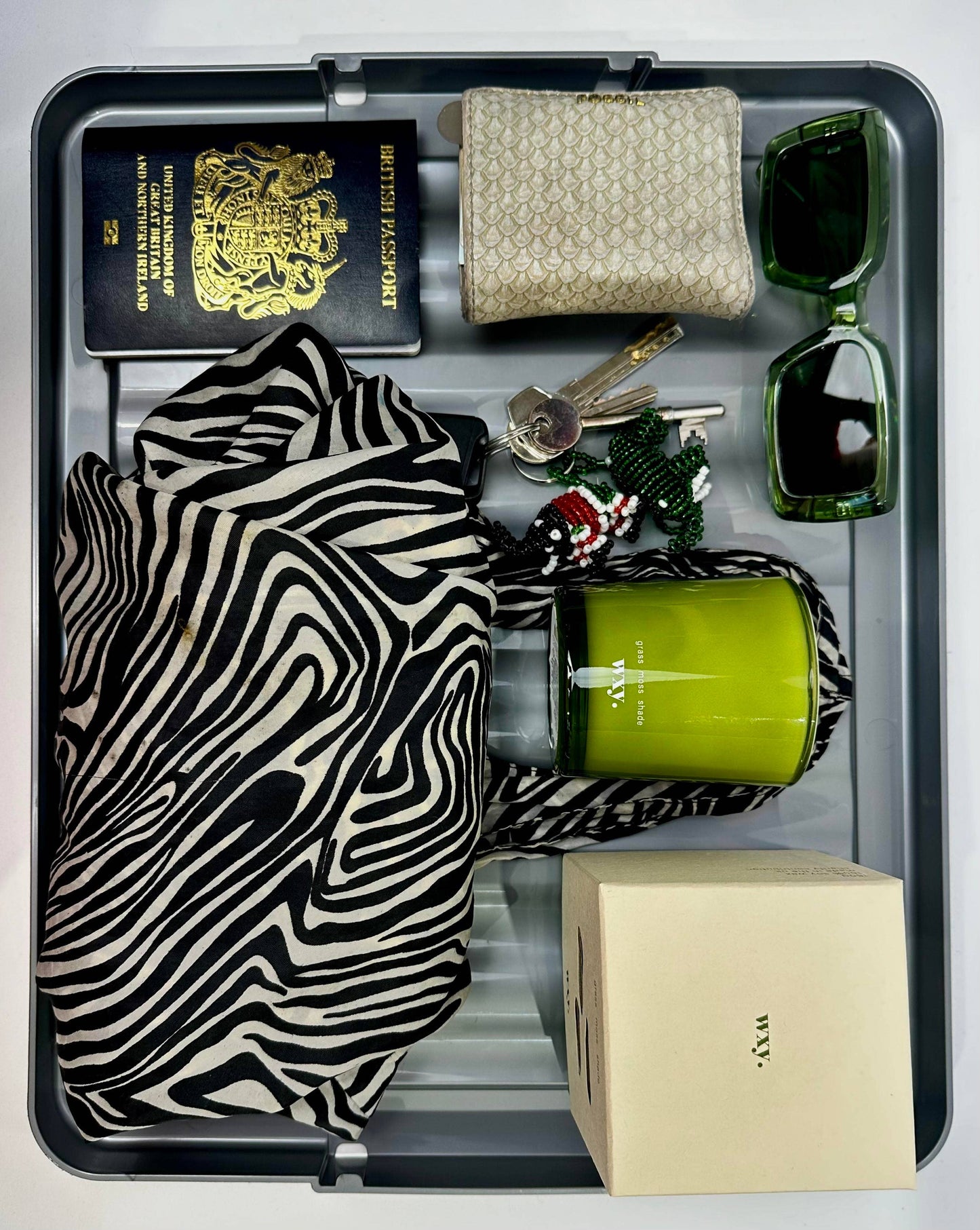 wxy. - Roam mini. - 5.2oz candle - grass. moss. shade.