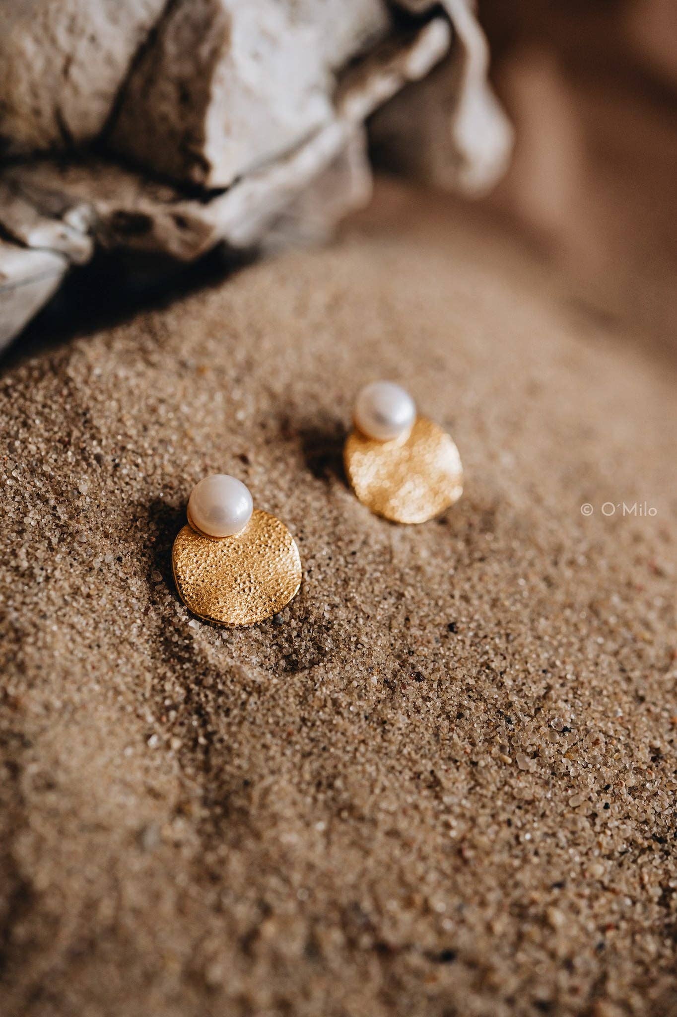 O'Milo - Textured Disc Pearl Studs. Mira