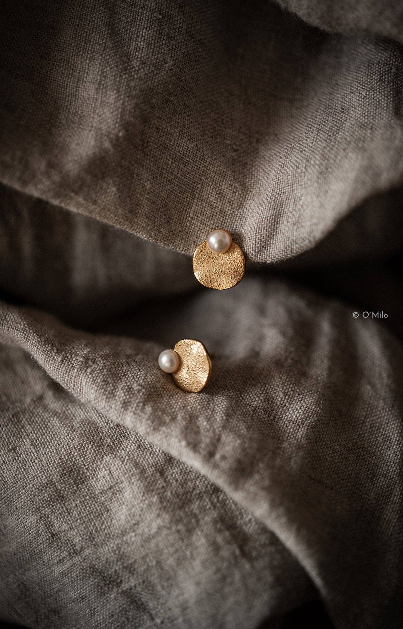 O'Milo - Textured Disc Pearl Studs. Mira