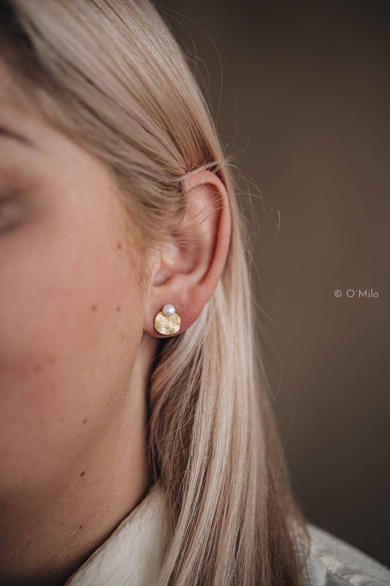 O'Milo - Textured Disc Pearl Studs. Mira