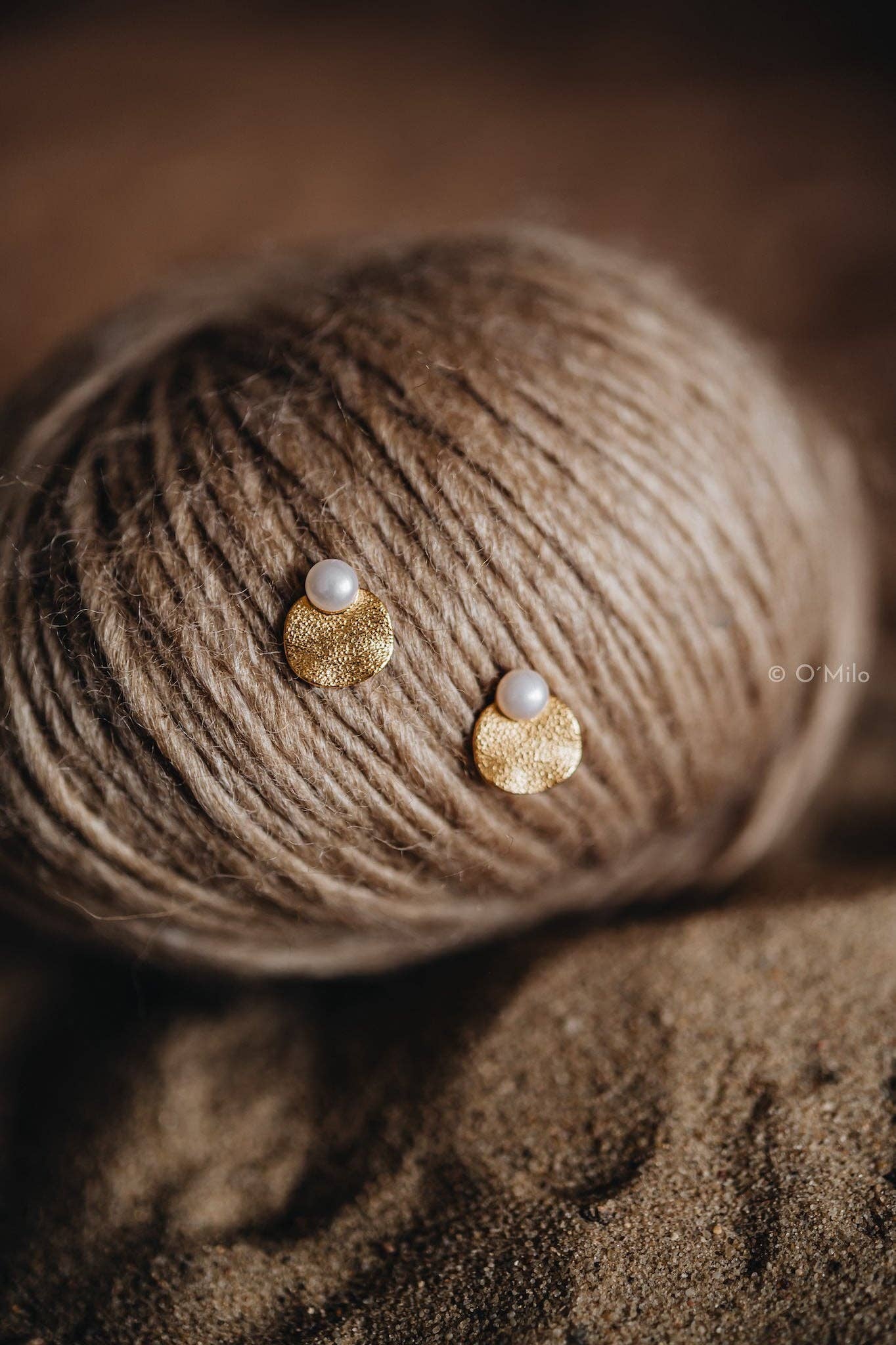 O'Milo - Textured Disc Pearl Studs. Mira