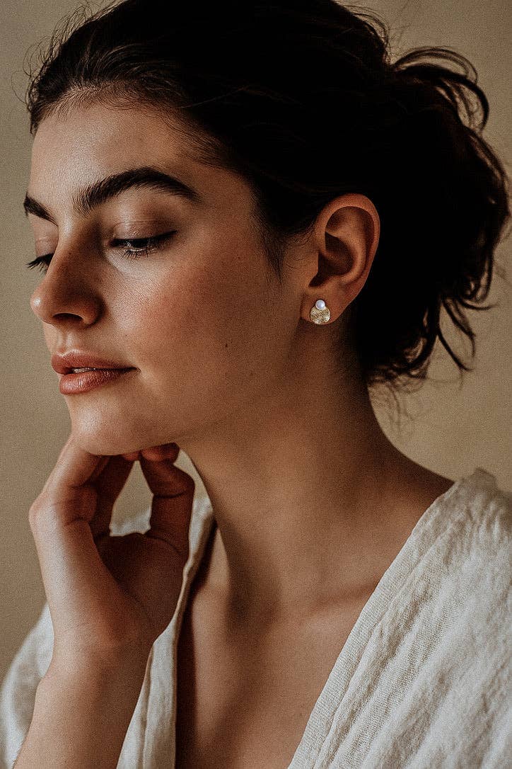 O'Milo - Textured Disc Pearl Studs. Mira