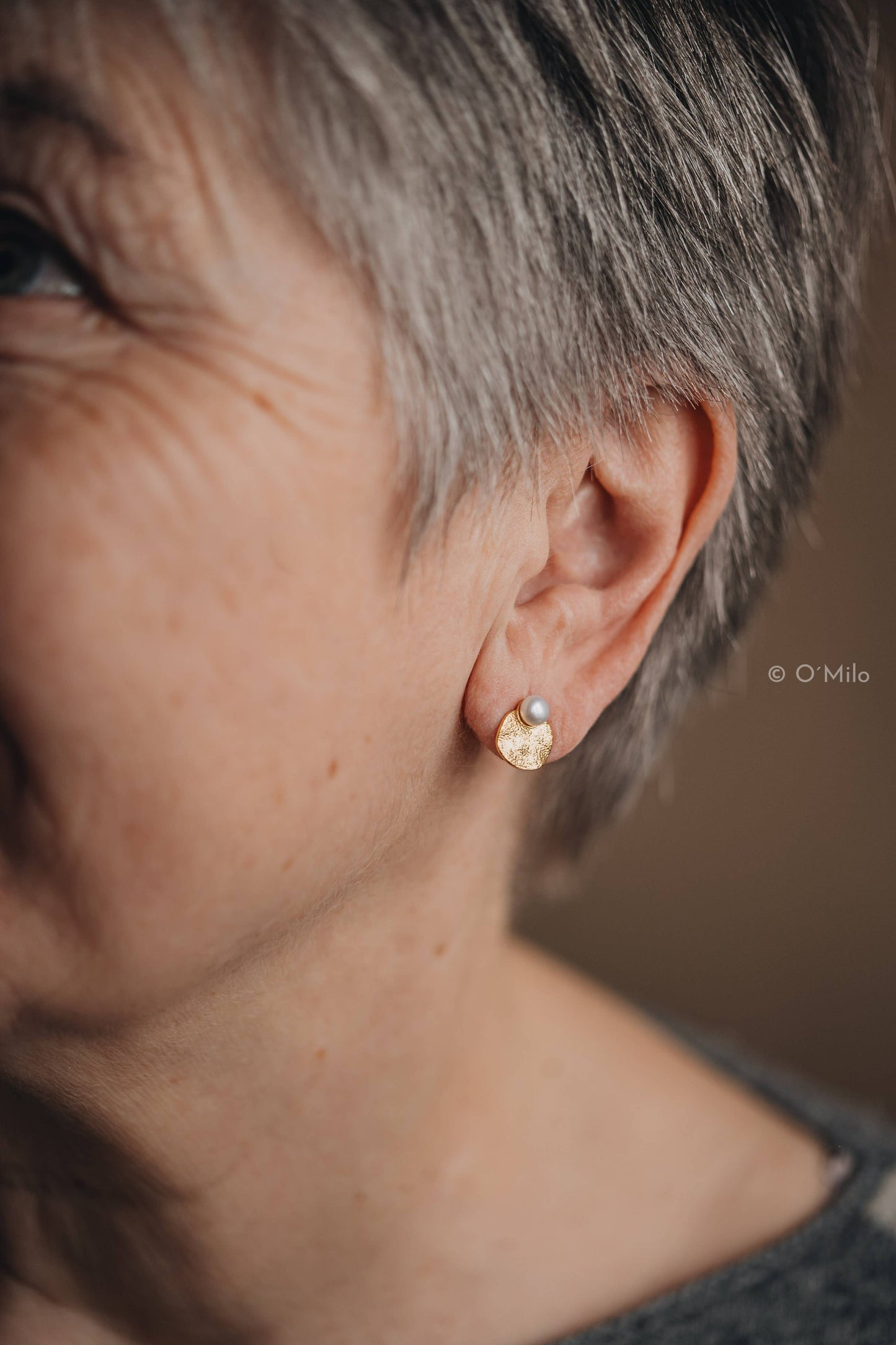 O'Milo - Textured Disc Pearl Studs. Mira