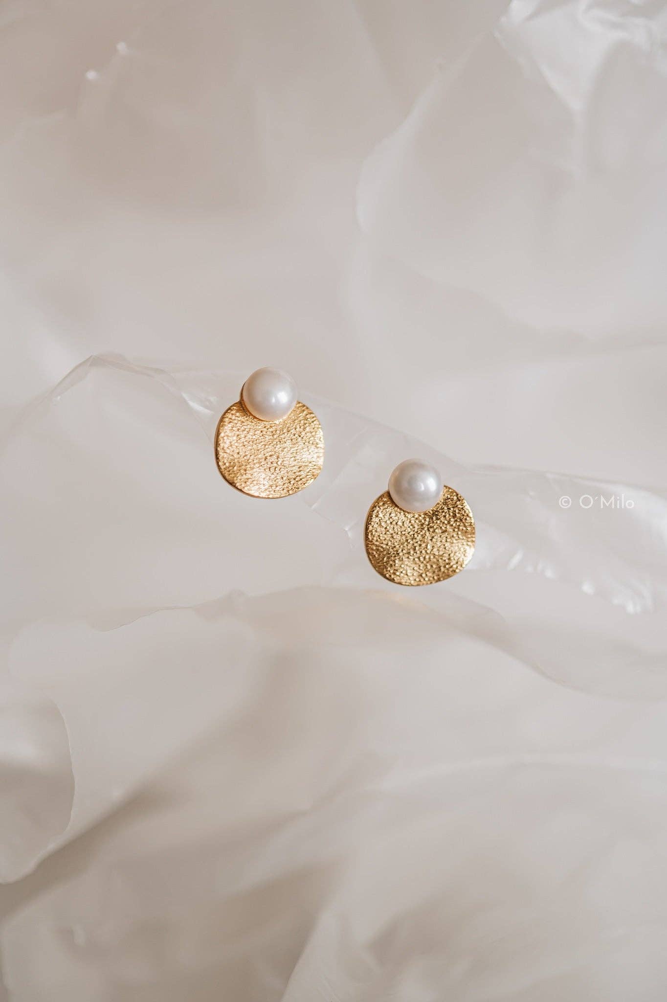 O'Milo - Textured Disc Pearl Studs. Mira