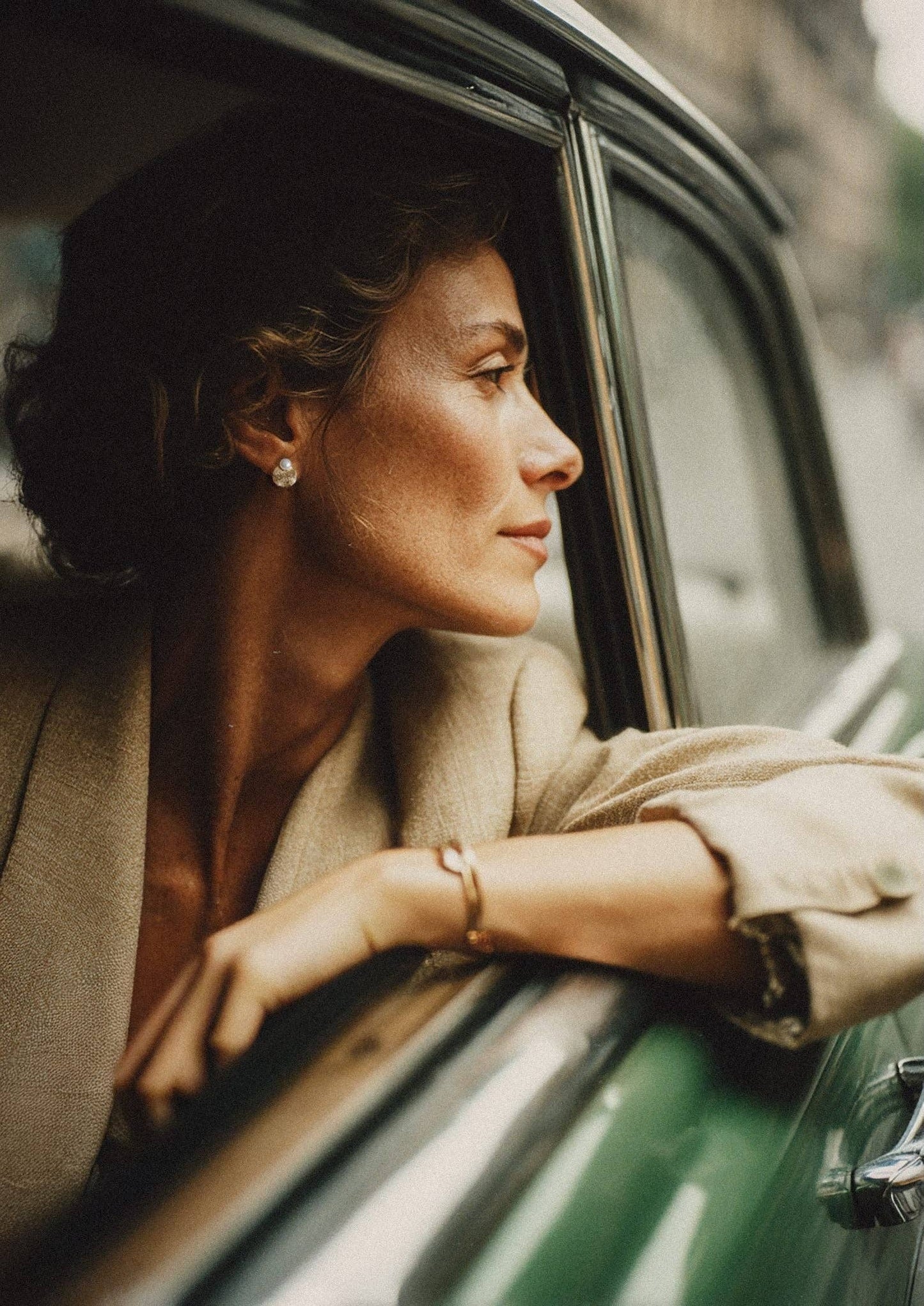 O'Milo - Textured Disc Pearl Studs. Mira